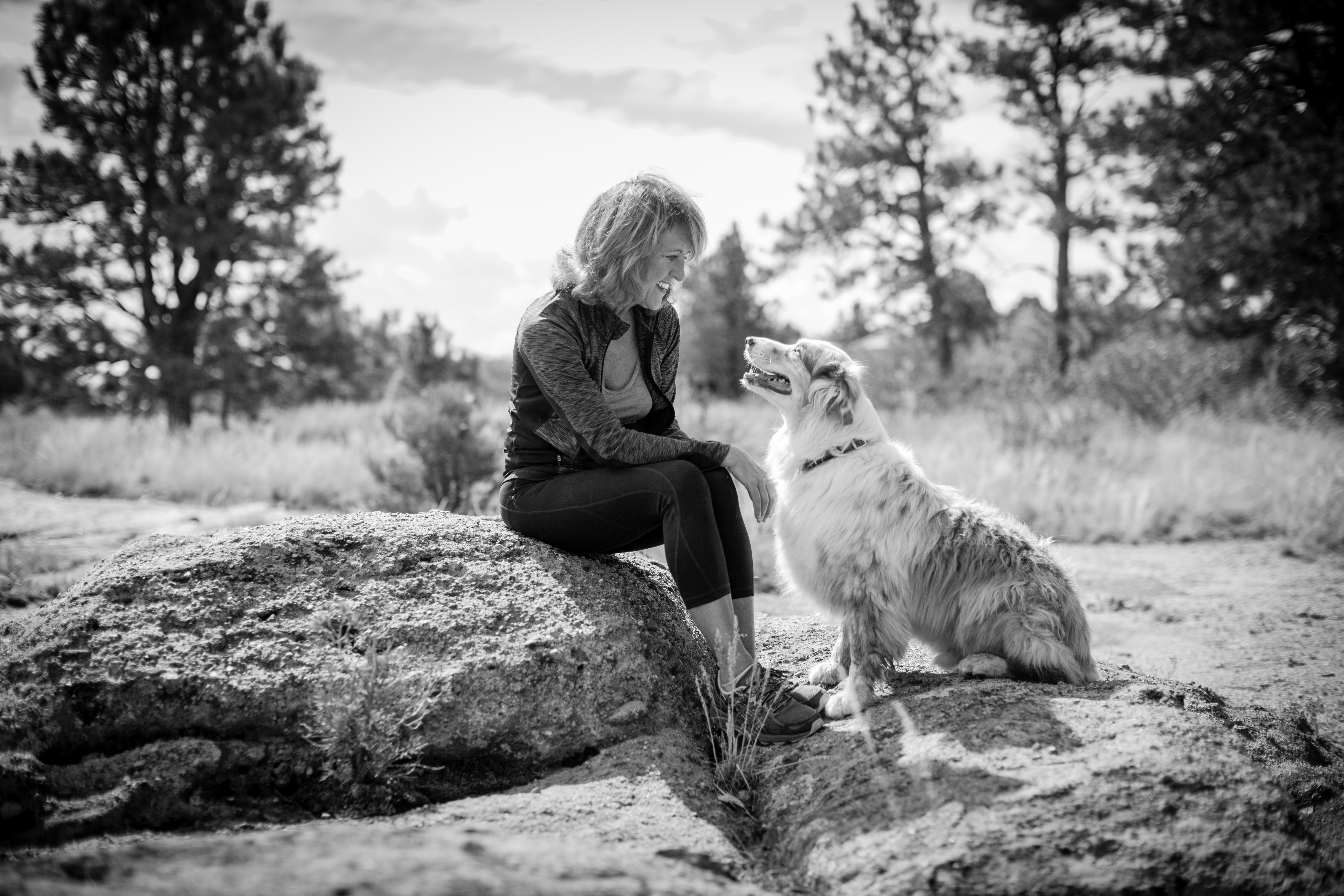 photo d'une dame et de son chien