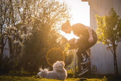 jeune femme dansant avec son chien