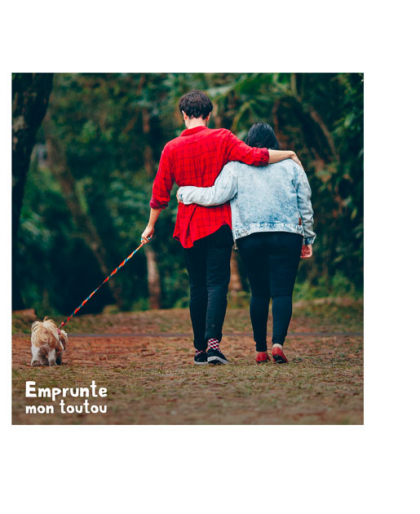 couple promenant un chien