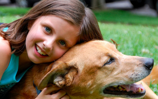 Fille faisant un câlin à un chien