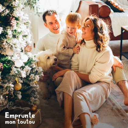 famille posant devant un sapin de noel avec leur chien