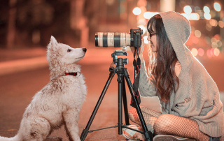 JEUNE FEMME PRENANT SON CHIEN EN PHOTO