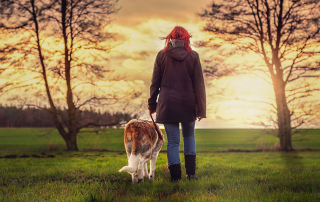 FEMME MARCHANT AVEC UN CHIEN