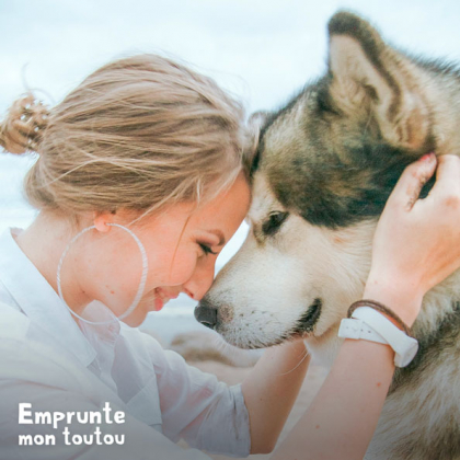 jeune femme et husky front contre front