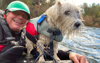 HOMME PRATIQUANT LA RANDONNEE AQUATIQUE AVEC SON CHIEN