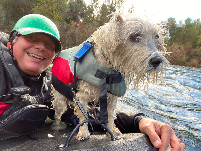 HOMME PRATIQUANT LA RANDONNEE AQUATIQUE AVEC SON CHIEN