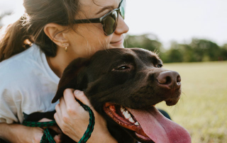 jeune femme enlaçant un chien