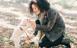 femme nourrissant son chien