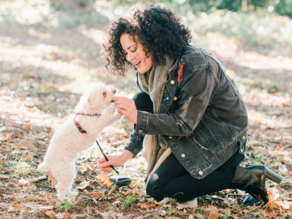jeune femme donnant à manger à un chien