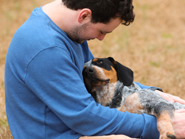 chien dans les bras de son maître