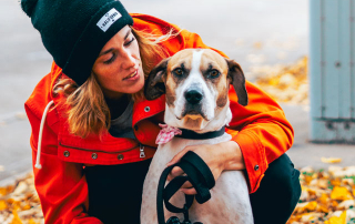 jeune femme enlaçant un chien