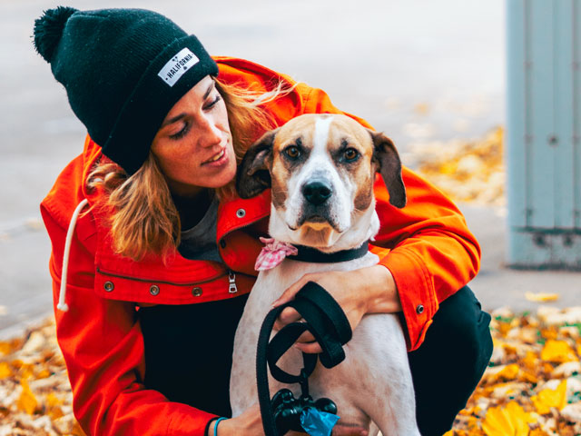 jeune femme enlaçant un chien