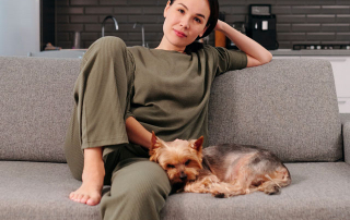 femme assise dans un appartement avec un chien Yorkshire