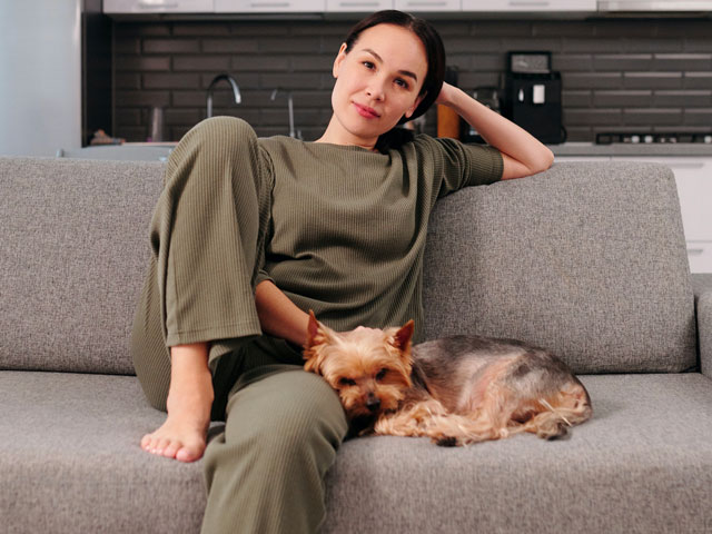 femme assise dans un appartement avec un chien Yorkshire