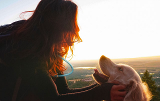 femme regardant un chien dans les yeux