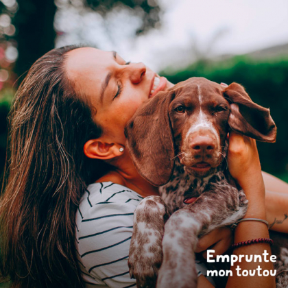 jeune femme gardant un chien en l'absence de ses maîtres