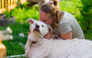 personne seule embrassant son chien