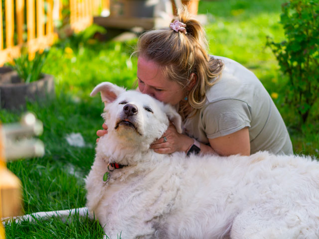 personne seule embrassant son chien