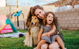 famille posant avec son chien