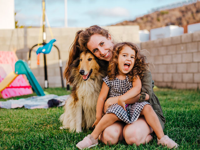 famille posant avec son chien