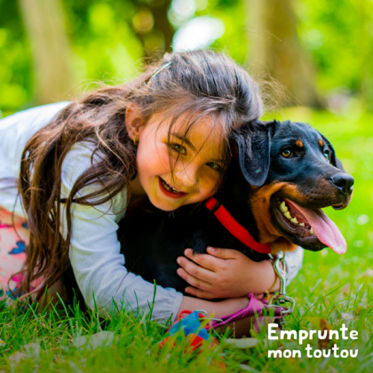 petite fille serrant un chien dans ses bras