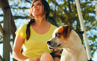 jeune femme assise près d'un chien