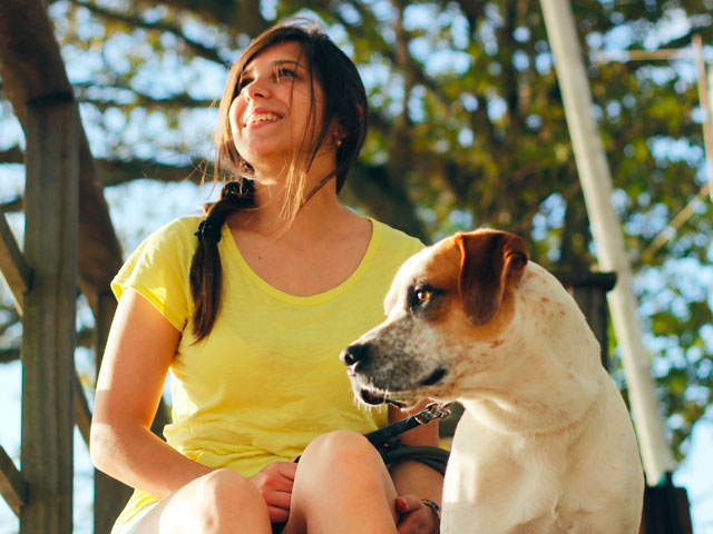 jeune femme assise près d'un chien